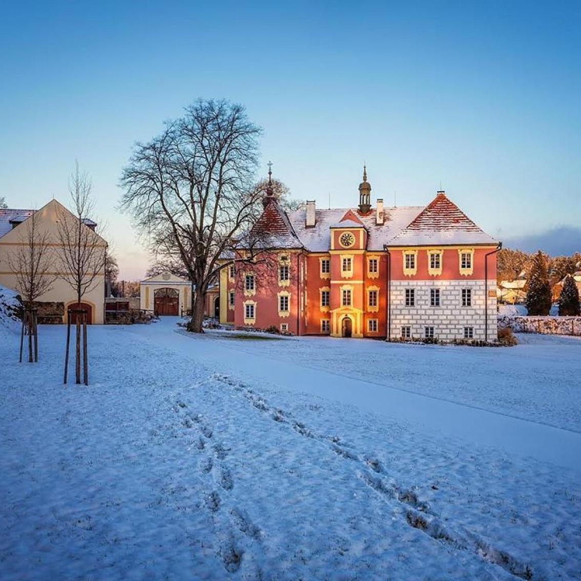 Jižní Čechy on Instagram: “Sněhem políbený zámek Mitrowicz 😘❄️ ~ Chateaux Mitrowicz kissed by snow 😘❄️ ~ 📸 díky @zamek_mitrowicz ❤️ ~ #cbhl #mitrowicz #zamekmitrowicz…”