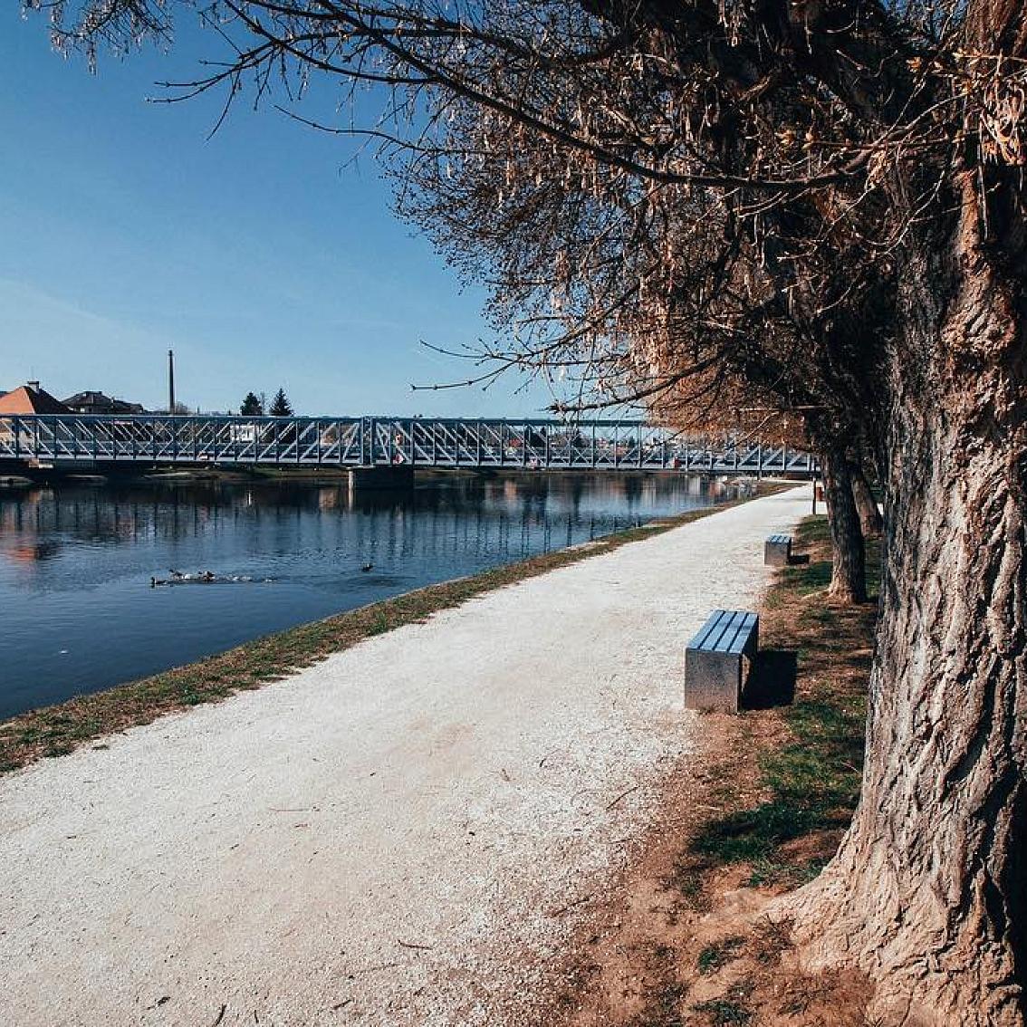 Stezka Vltavy on Instagram: “Co v Týně? Možností je spousta🤗 . Podívat se na kostel, zajít do muzea vltavínů nebo do podzemních chodeb😍. A nebo se jen pomalu projít…”