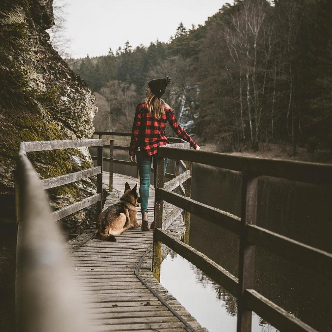 Jižní Čechy on Instagram: “Perfektní romantická procházka v okolí řeky Lužnice a Židovy Strouhy. Kaňon a skalní útvary jsou naprosto magické a atmosféra je…”