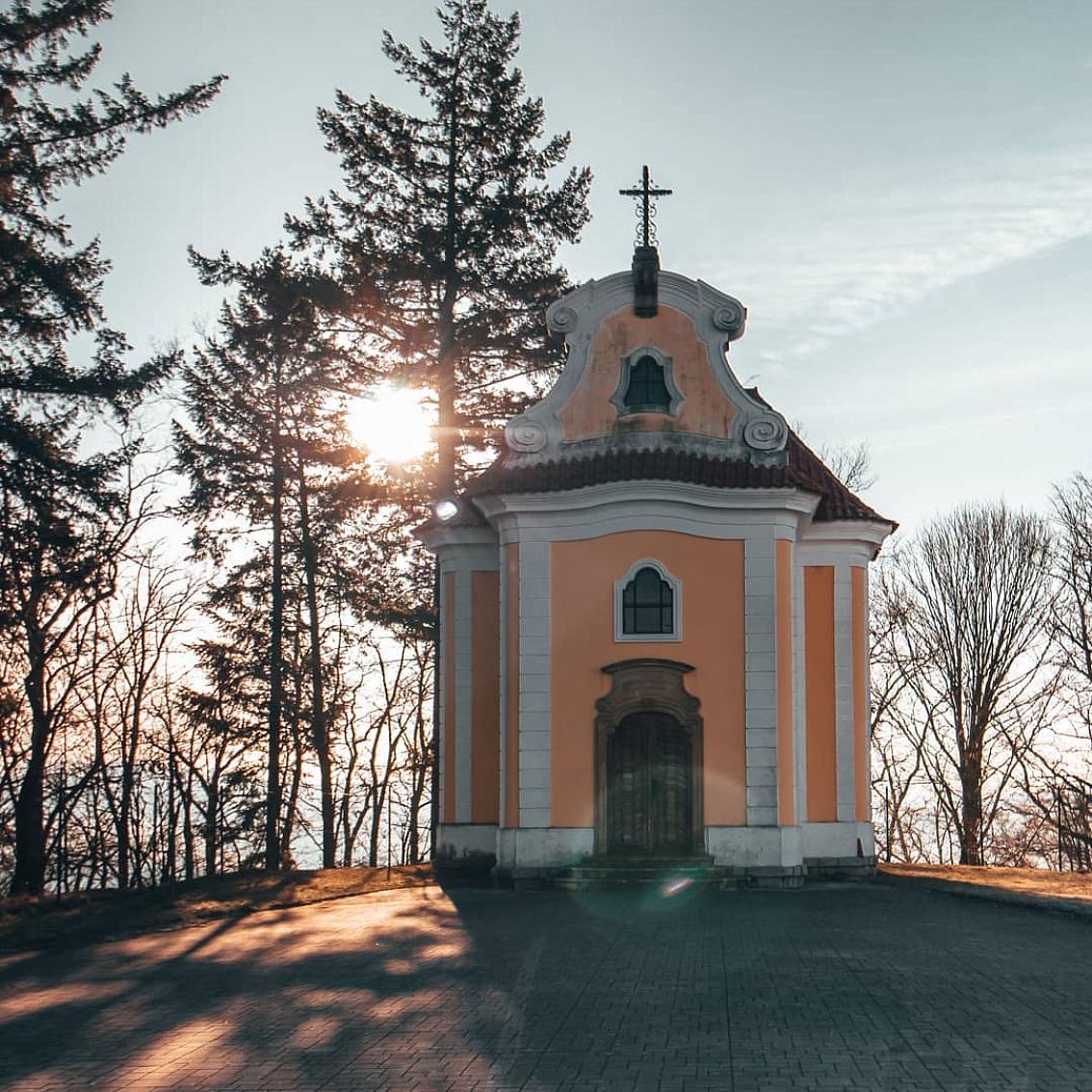 Jižní Čechy on Instagram: “Kaplička v Neznašově zalitá paprsky ranního slunce. . 📷@screechcz #jiznicechy #southbohemia #czechrepublic #daytripsfromprague…”