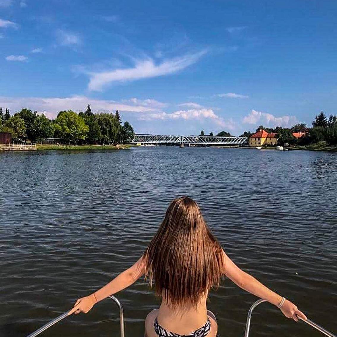 Stezka Vltavy on Instagram: “Loďky, čluny a parníky🚣‍♀️. Sluníčko, voda a relax 🏝. My si léto na Stezce Vltavy užíváme plnými doušky, tak pojeďte taky na vodu a buďte…”