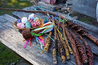 Pletení pomlázek pro charitu