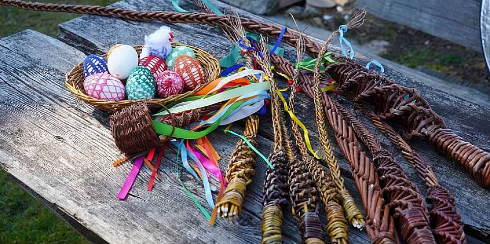 Pletení pomlázek pro charitu